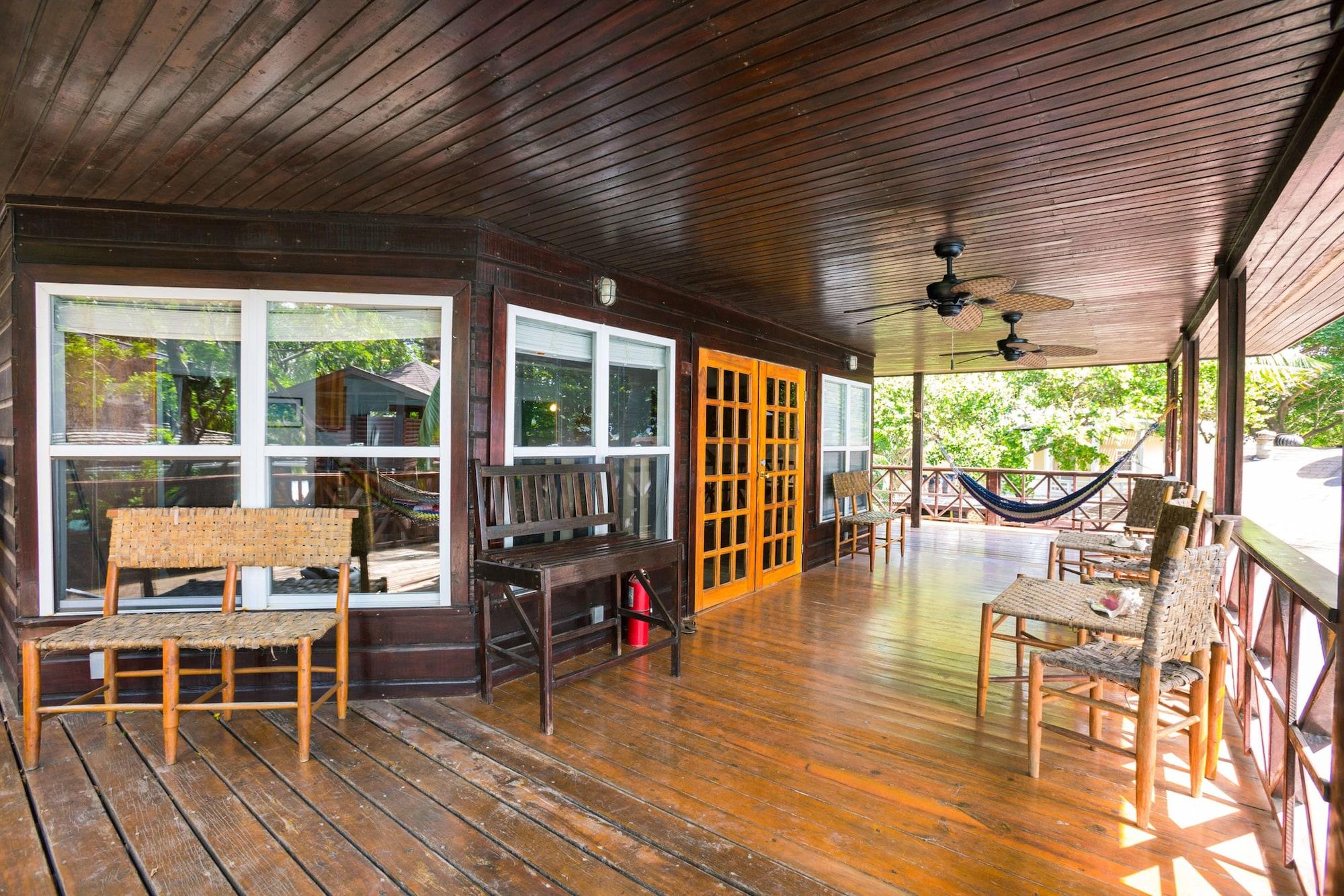 Bananarama Dive & Beach Resort Уест Бей Екстериор снимка