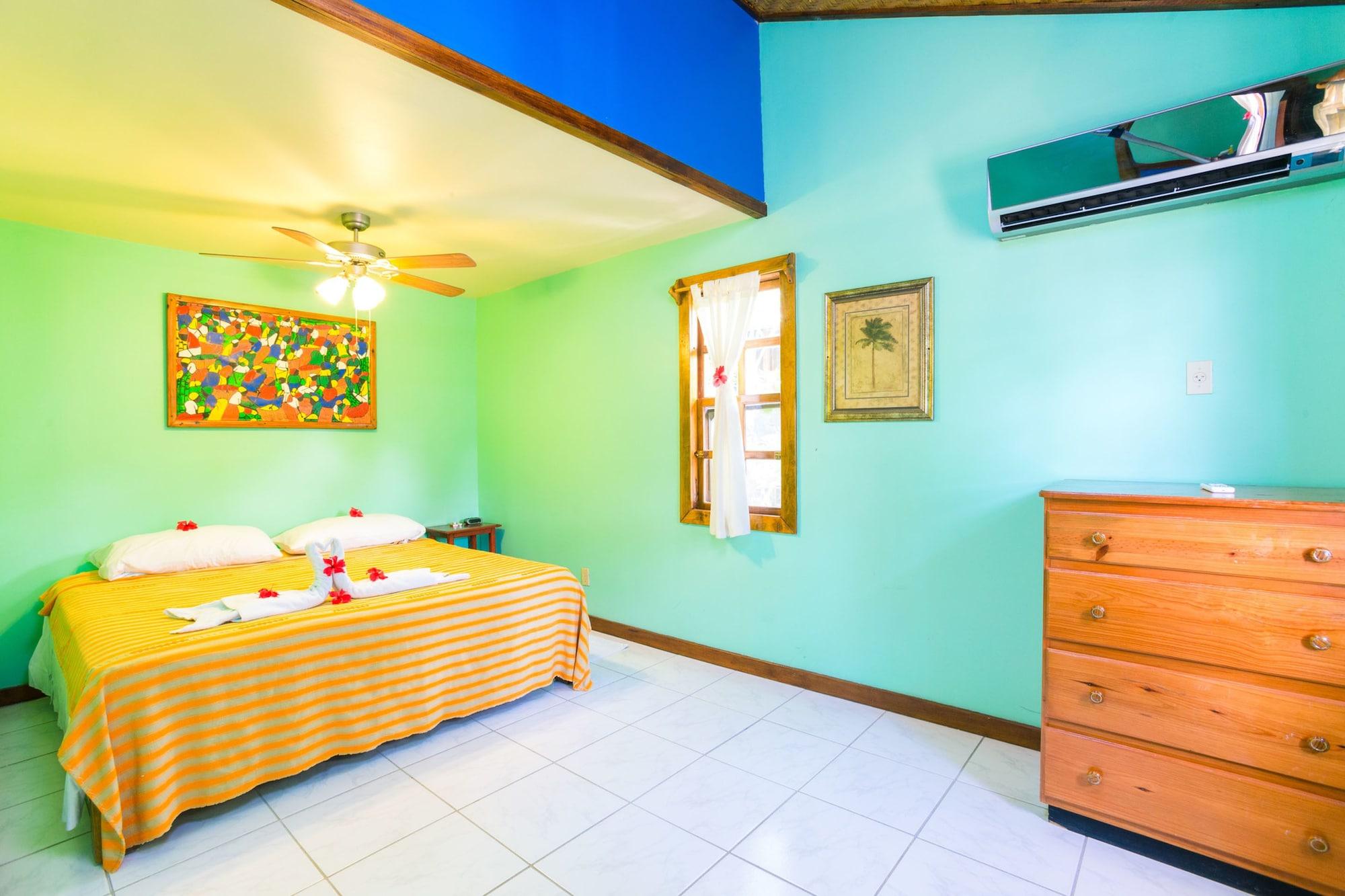 Bananarama Dive & Beach Resort Уест Бей Екстериор снимка