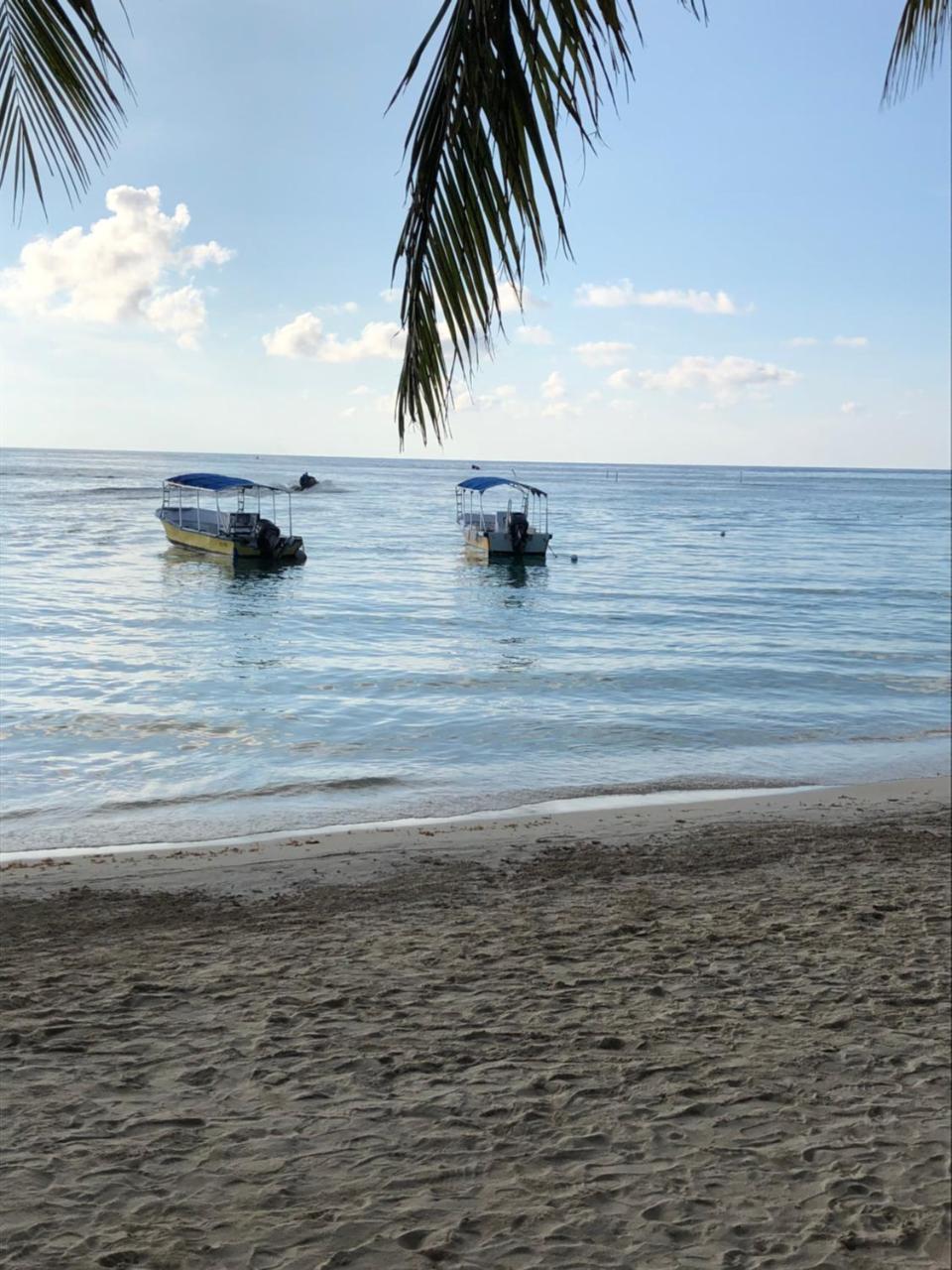 Bananarama Dive & Beach Resort Уест Бей Екстериор снимка
