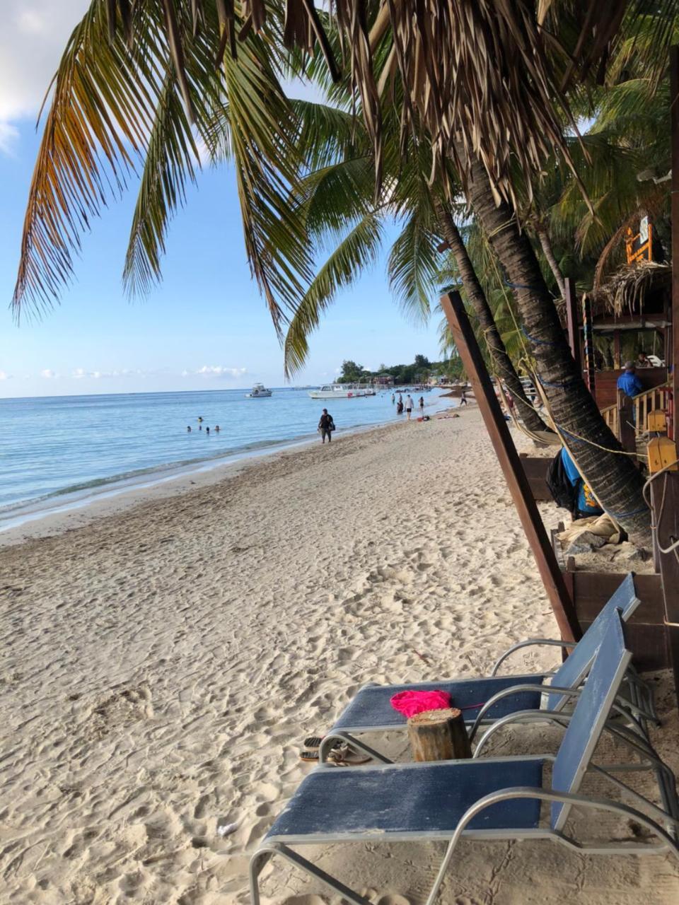 Bananarama Dive & Beach Resort Уест Бей Екстериор снимка