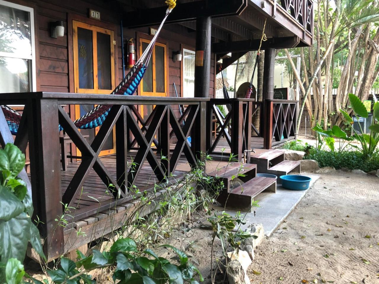 Bananarama Dive & Beach Resort Уест Бей Екстериор снимка