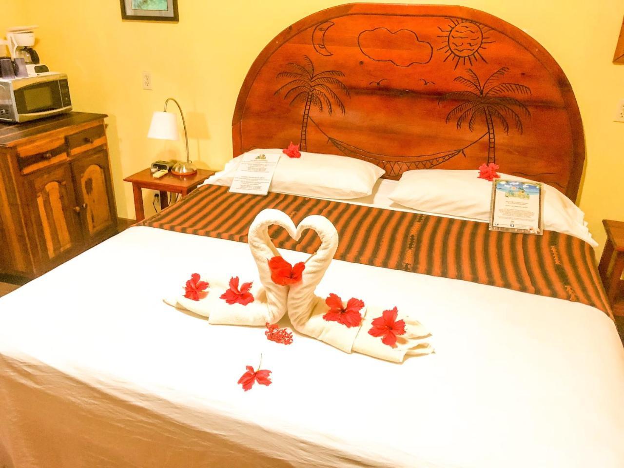 Bananarama Dive & Beach Resort Уест Бей Екстериор снимка