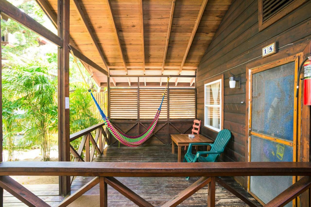 Bananarama Dive & Beach Resort Уест Бей Екстериор снимка